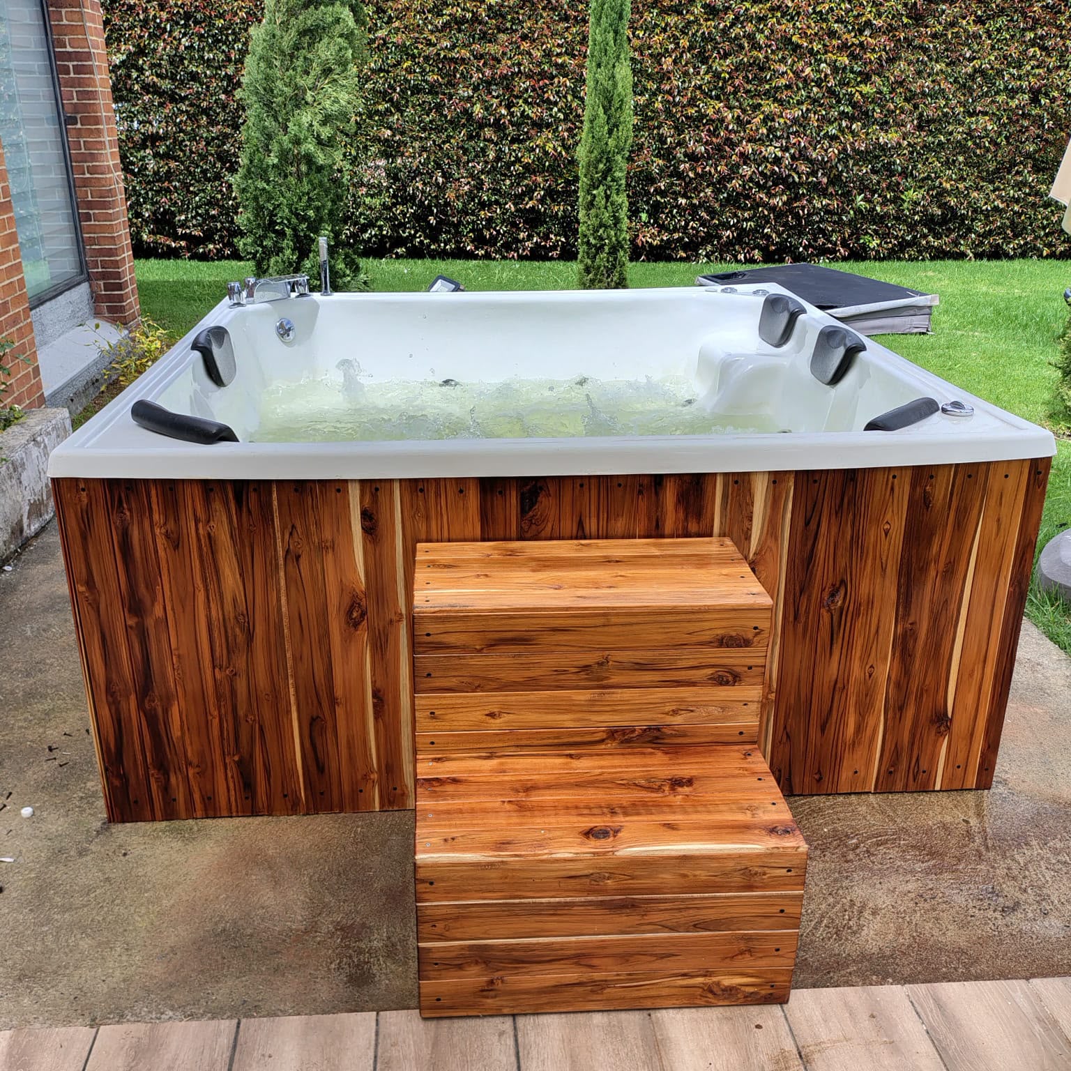 Jacuzzi de lujo al atardecer en una terraza